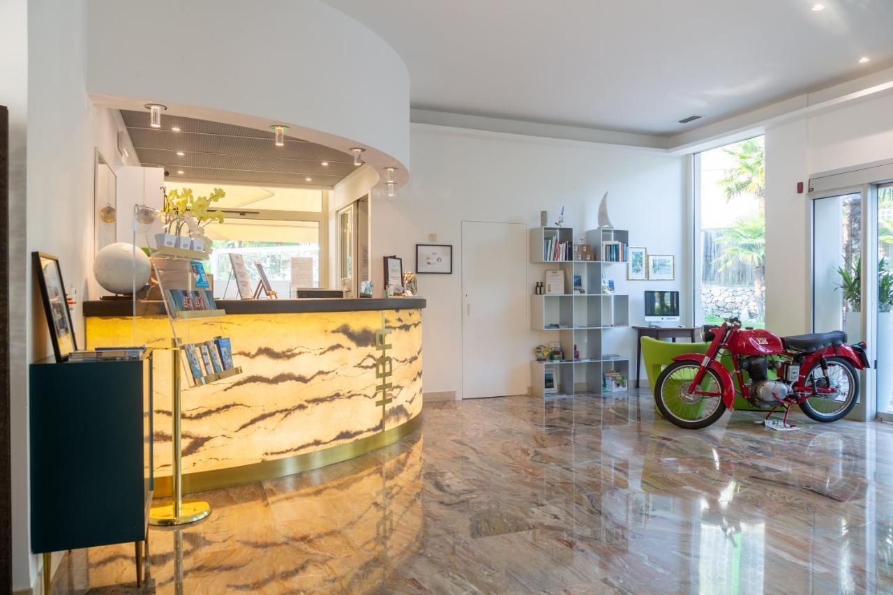 Hotel Baia Azzurra - Lake Front Torbole Sul Garda Luaran gambar