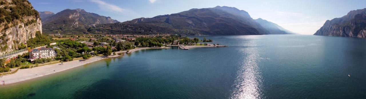 Hotel Baia Azzurra - Lake Front Torbole Sul Garda Luaran gambar