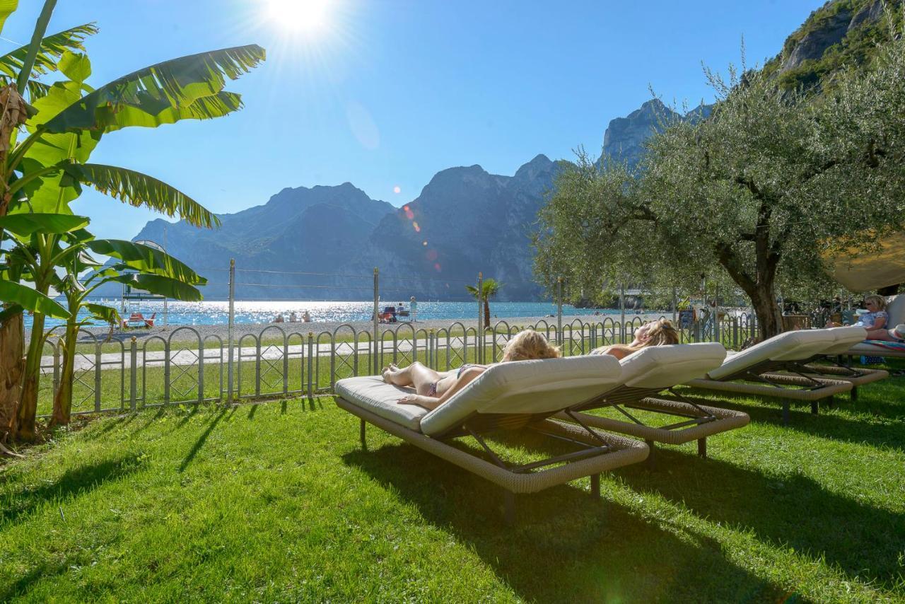 Hotel Baia Azzurra - Lake Front Torbole Sul Garda Luaran gambar