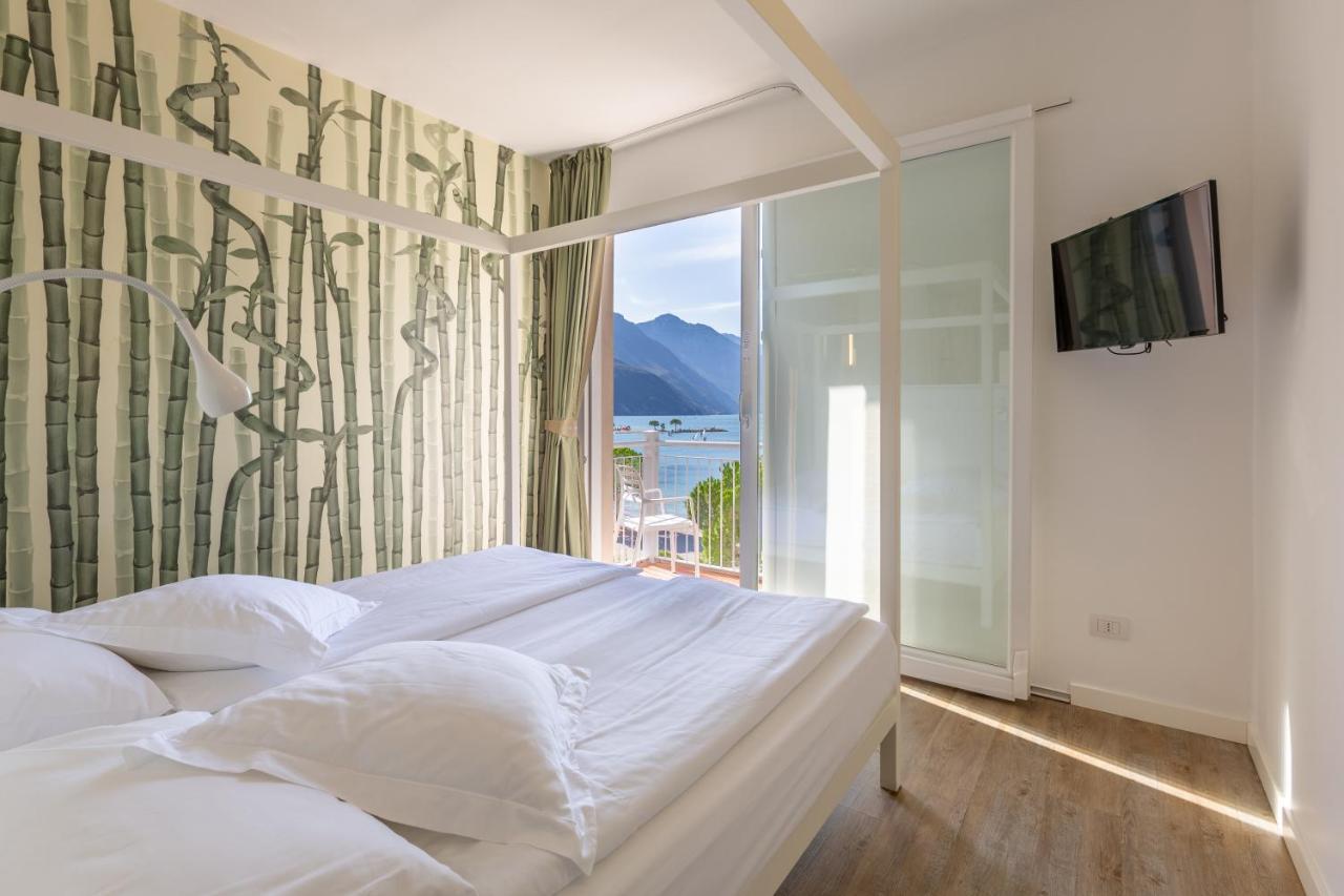 Hotel Baia Azzurra - Lake Front Torbole Sul Garda Luaran gambar