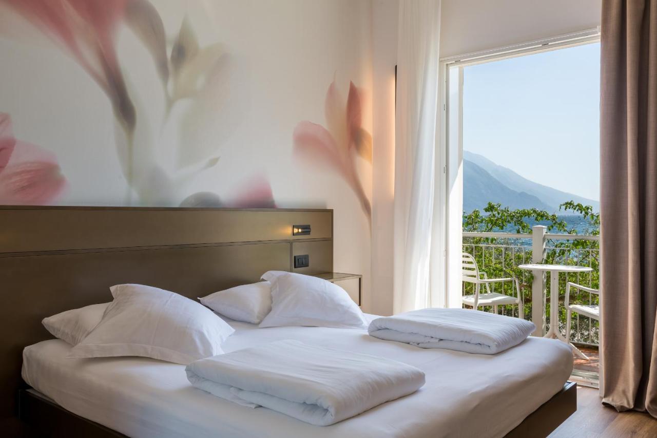 Hotel Baia Azzurra - Lake Front Torbole Sul Garda Luaran gambar