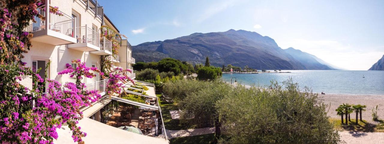 Hotel Baia Azzurra - Lake Front Torbole Sul Garda Luaran gambar