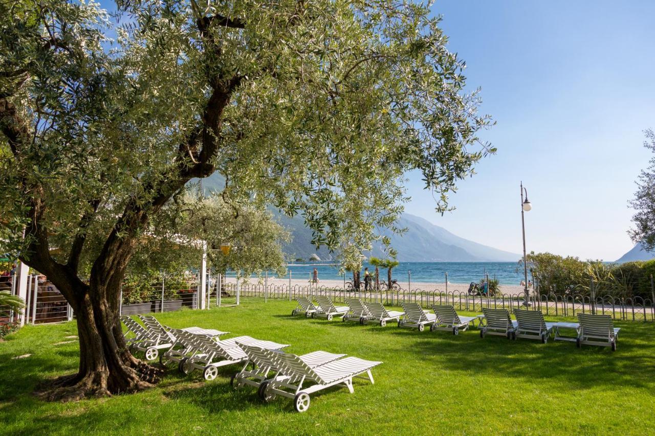 Hotel Baia Azzurra - Lake Front Torbole Sul Garda Luaran gambar