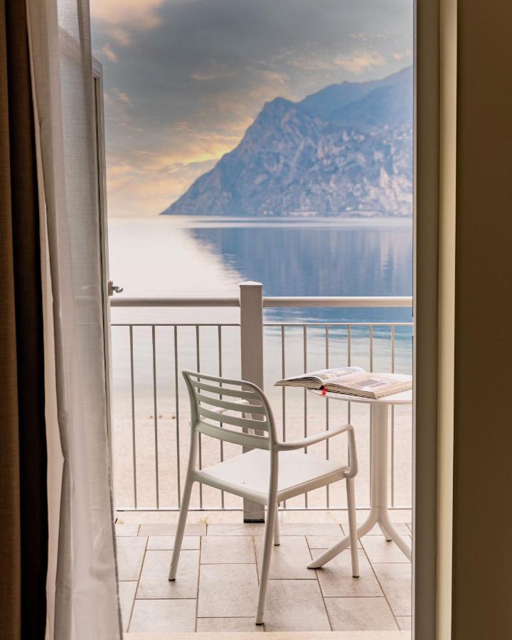 Hotel Baia Azzurra - Lake Front Torbole Sul Garda Luaran gambar