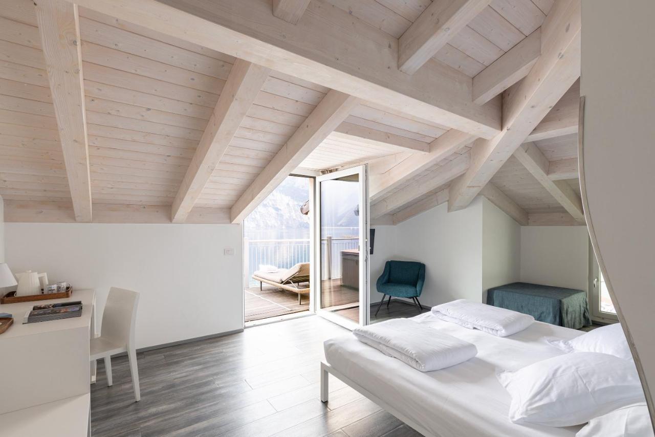 Hotel Baia Azzurra - Lake Front Torbole Sul Garda Luaran gambar