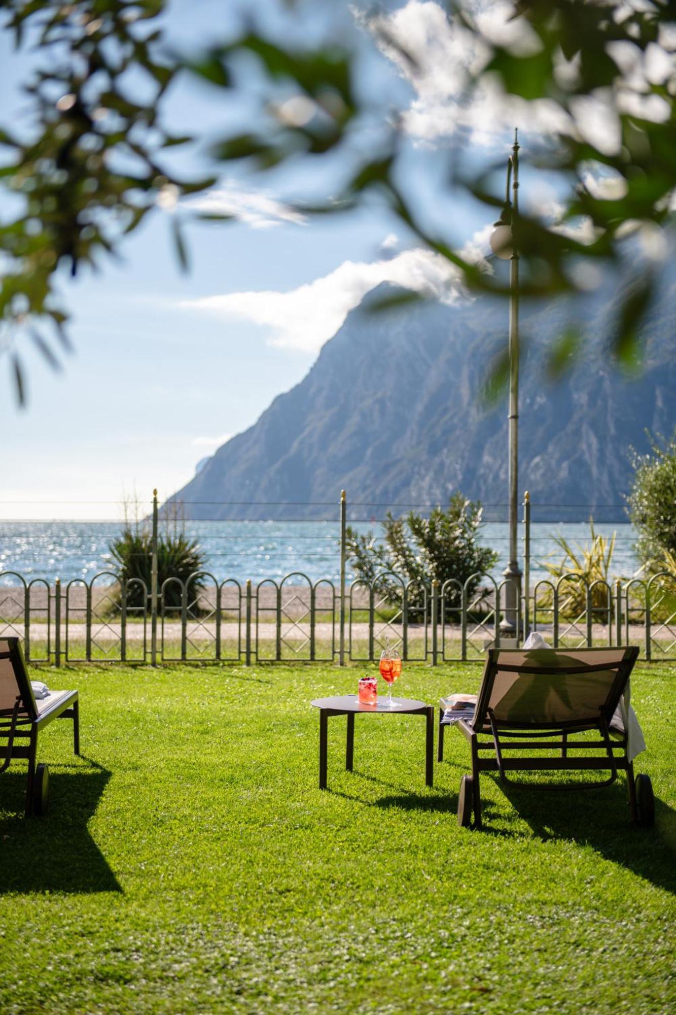 Hotel Baia Azzurra - Lake Front Torbole Sul Garda Luaran gambar