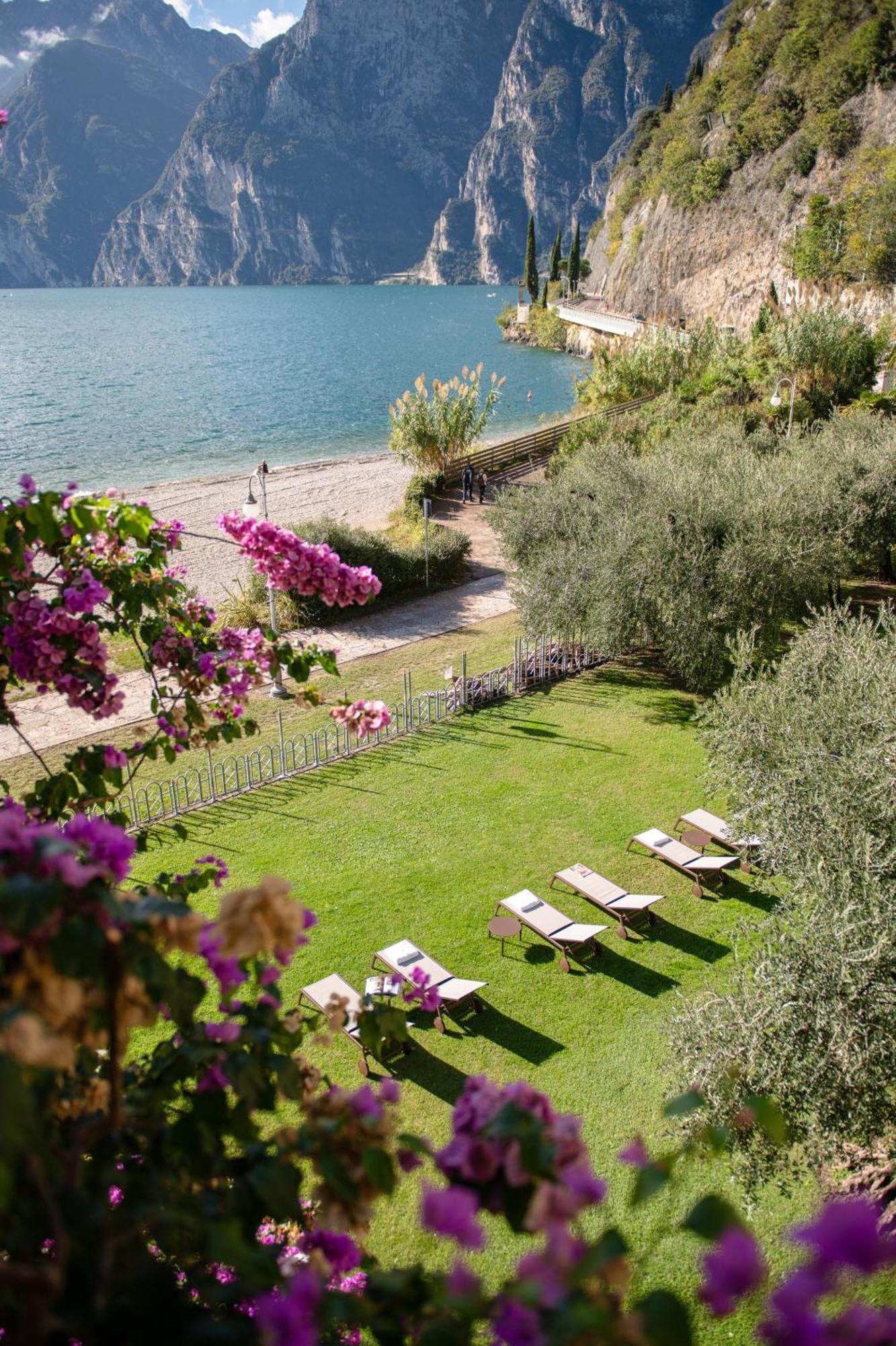 Hotel Baia Azzurra - Lake Front Torbole Sul Garda Luaran gambar