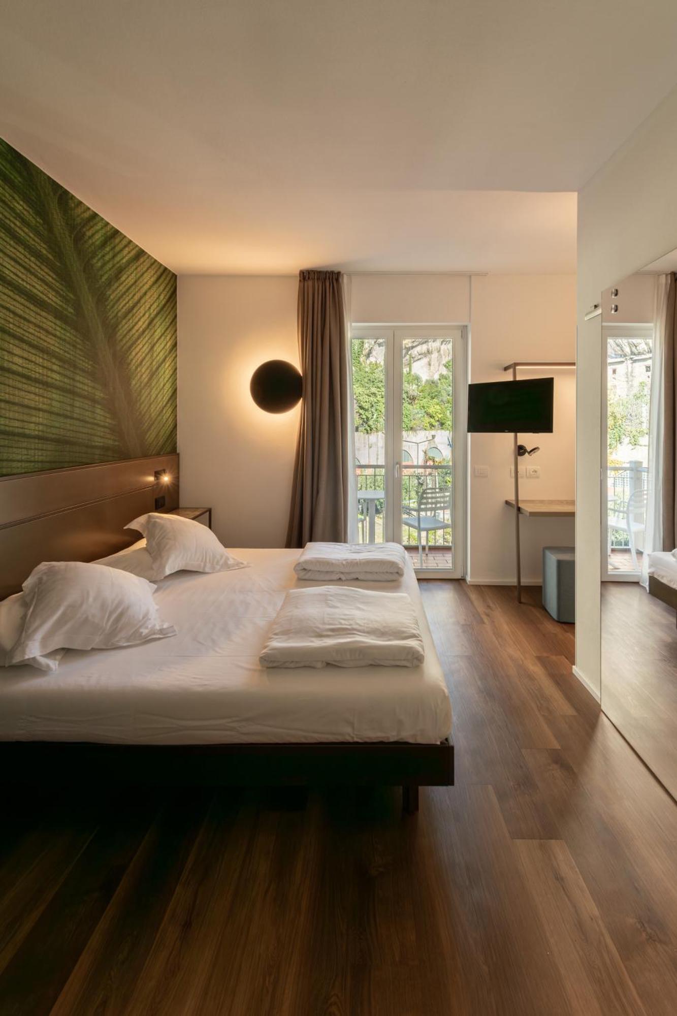 Hotel Baia Azzurra - Lake Front Torbole Sul Garda Luaran gambar