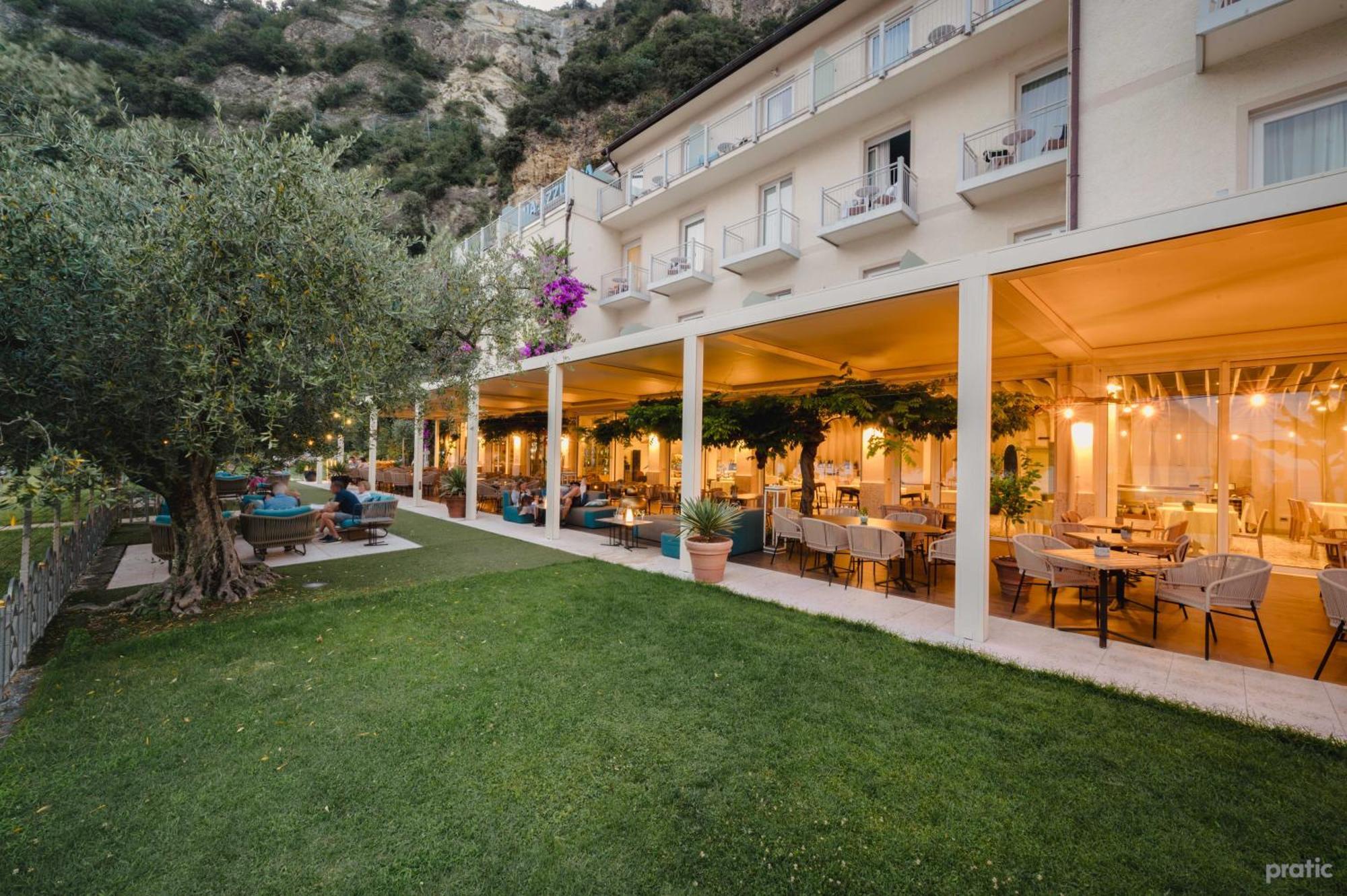 Hotel Baia Azzurra - Lake Front Torbole Sul Garda Luaran gambar