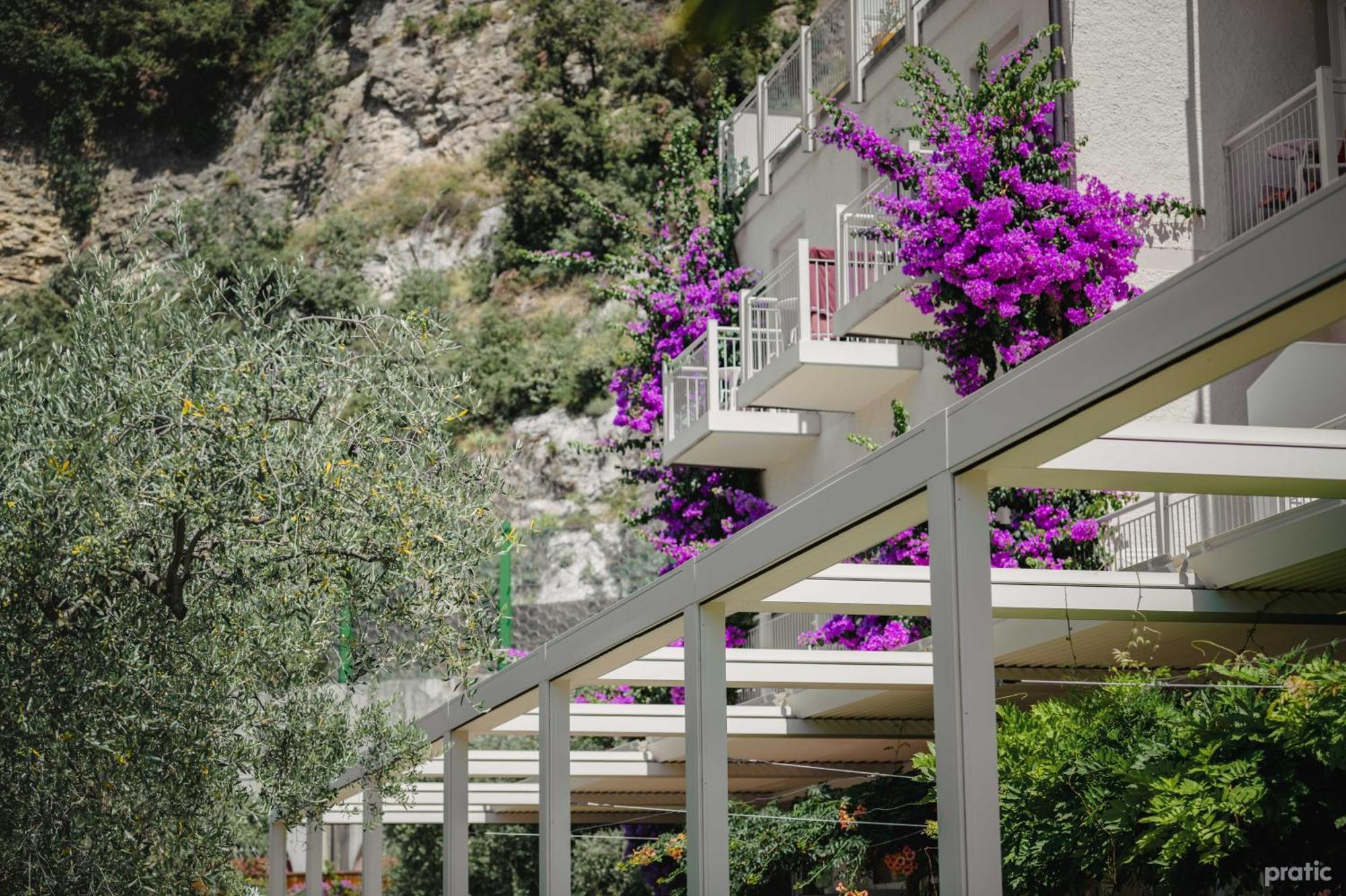 Hotel Baia Azzurra - Lake Front Torbole Sul Garda Luaran gambar