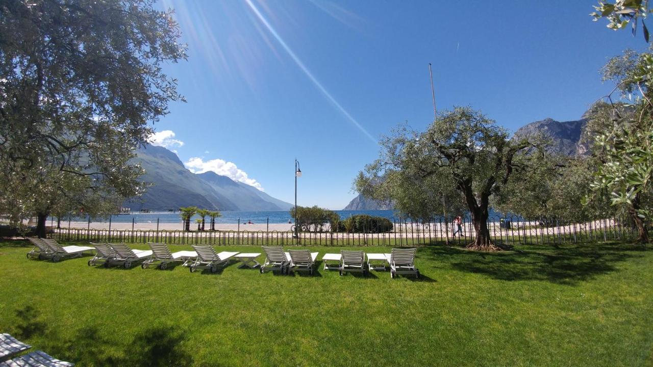 Hotel Baia Azzurra - Lake Front Torbole Sul Garda Luaran gambar