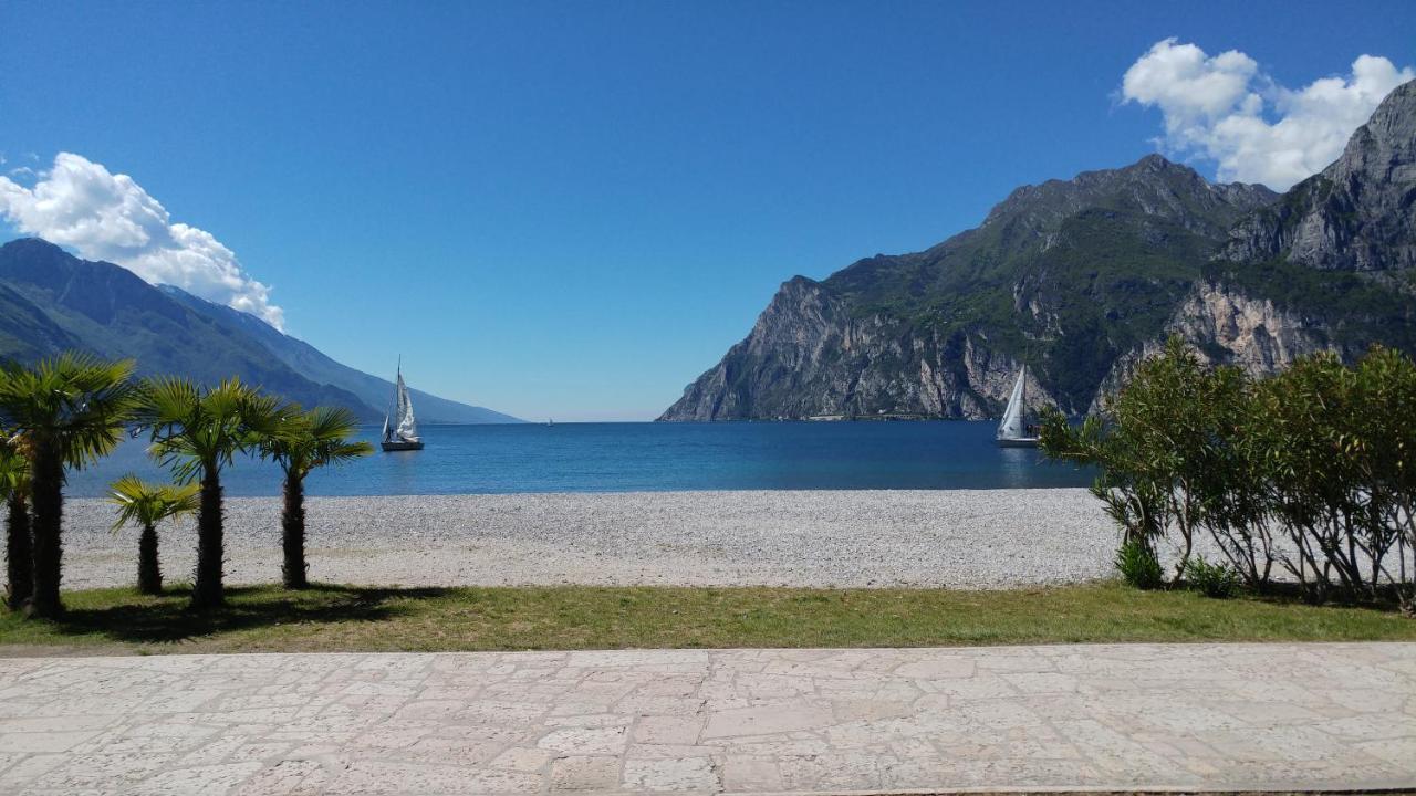 Hotel Baia Azzurra - Lake Front Torbole Sul Garda Luaran gambar
